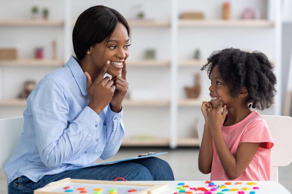 Quels services d'orthophonie sont proposés pour les adultes et les enfants?