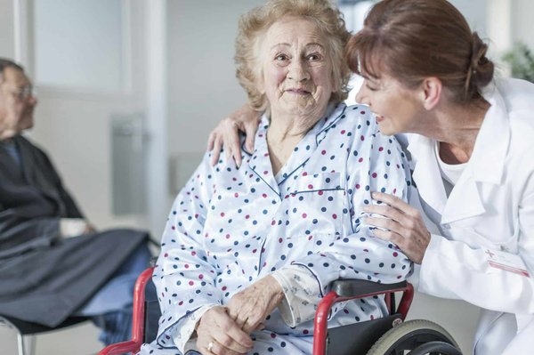 La clinique Prisma propose-t-elle des soins dentaires pour les patients âgés ?