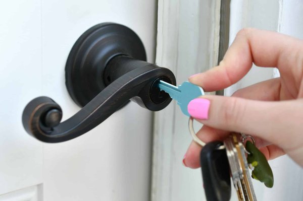 Comment réagir rapidement lorsque votre porte se referme brusquement sans clé ?